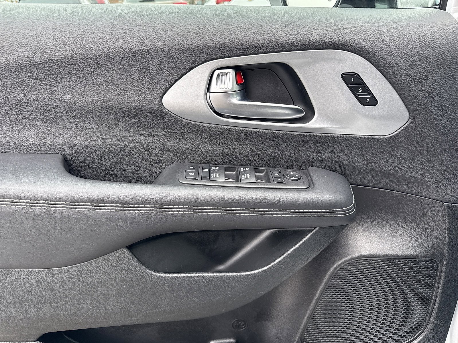 Used 2025 Chrysler Pacifica Limited FWD image 11