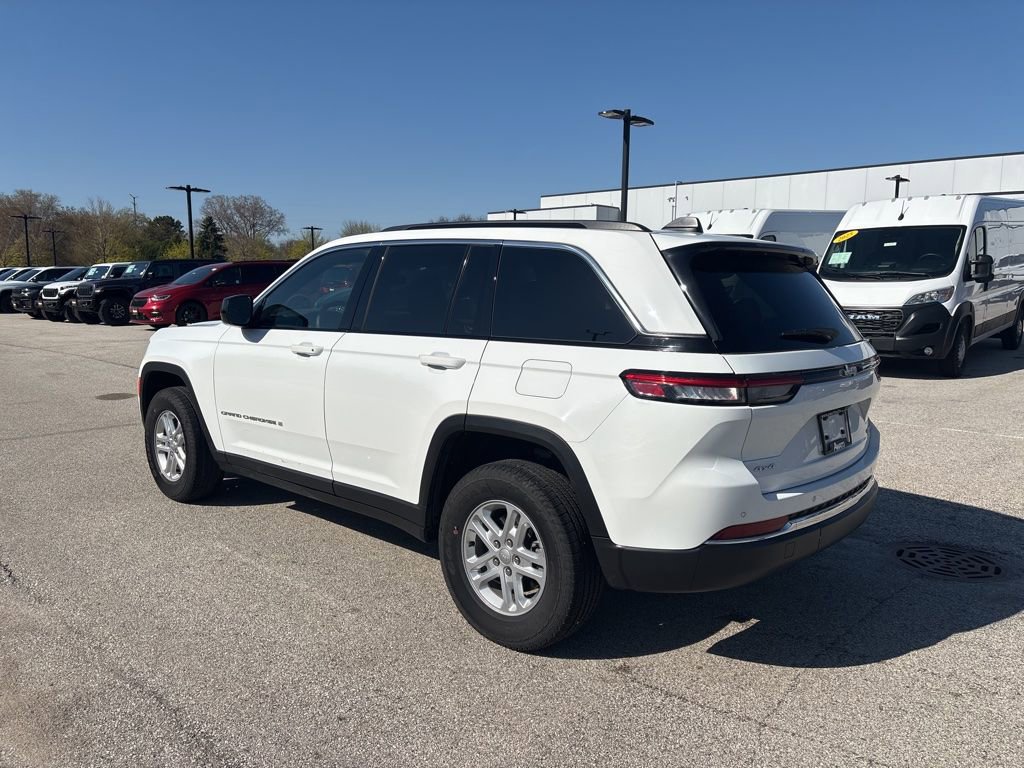 Used 2024 Jeep Grand Cherokee Laredo image 4