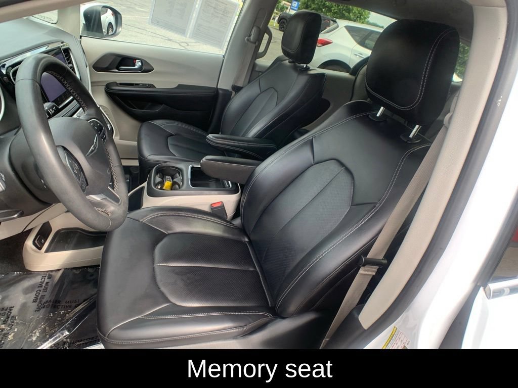 Used 2023 Chrysler Pacifica Touring-L FWD image 14