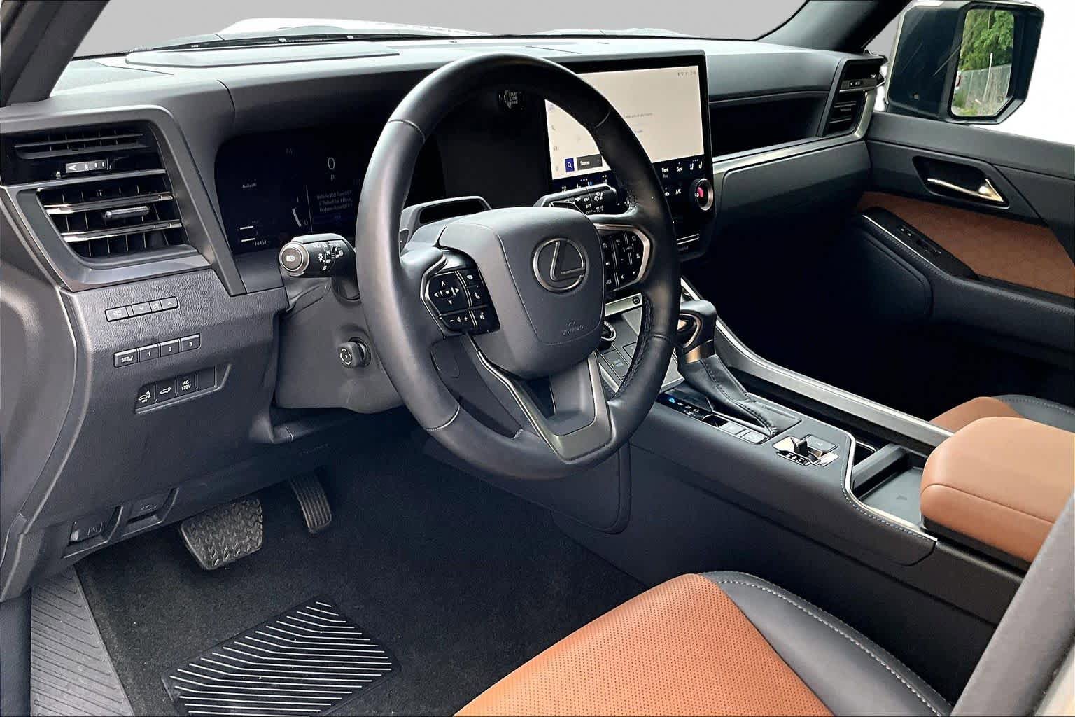 Used 2025 Lexus GX 550 w/ Accessory Package (2T) AWD/4WD image 18