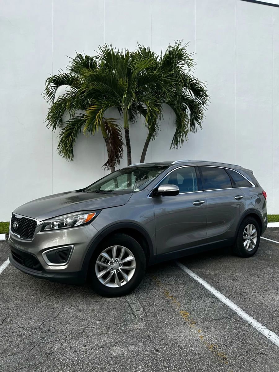 Used 2017 Kia Sorento LX w/ LX Convenience Package image 1