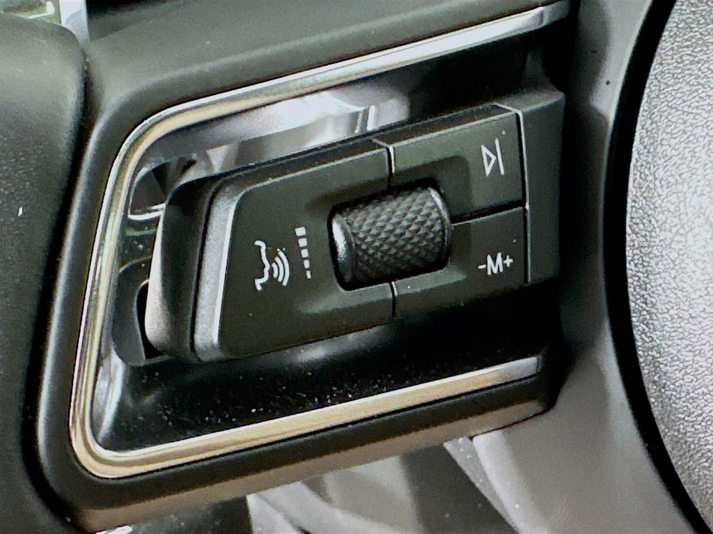 Used 2025 Porsche Macan image 11