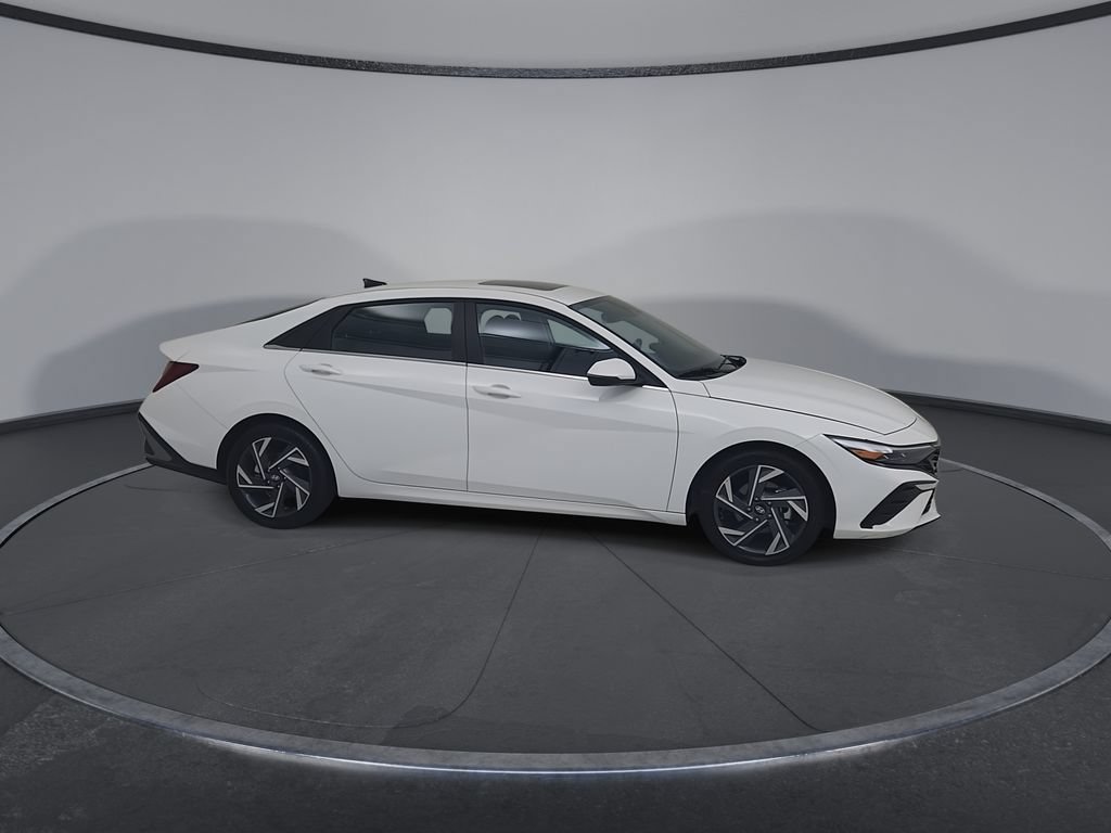 Used 2025 Hyundai Elantra Limited FWD image 17