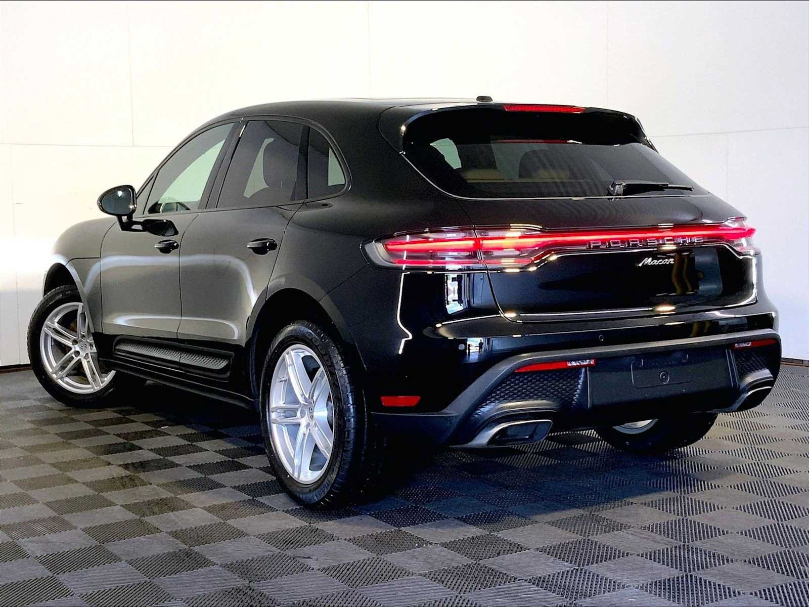 Used 2023 Porsche Macan AWD/4WD image 3