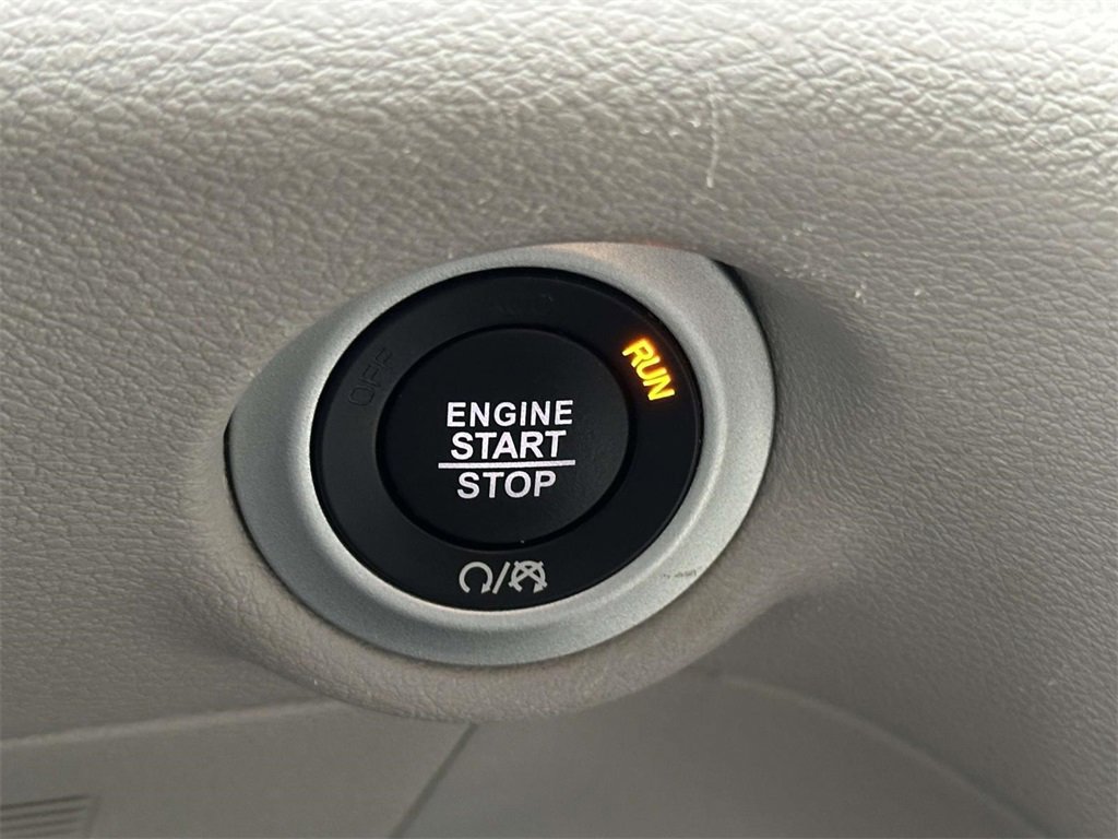 Used 2024 Chrysler Pacifica Touring-L image 8