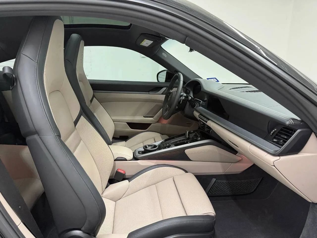Used 2025 Porsche 911 Carrera RWD image 10
