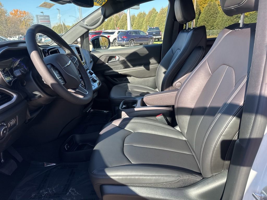 New 2026 Chrysler Pacifica Select image 7