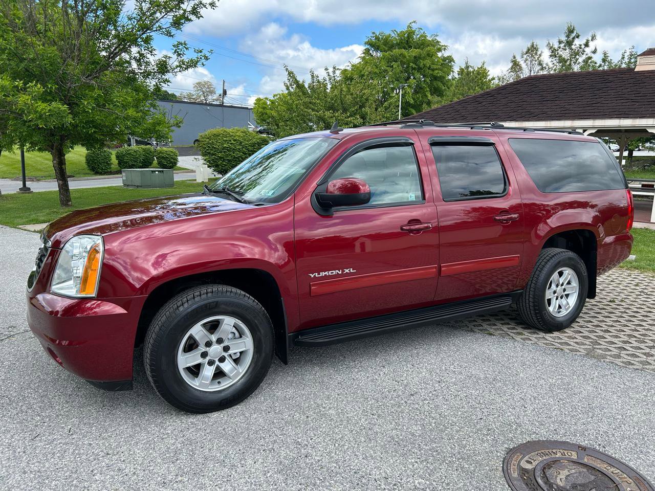 Used 2010 GMC Yukon XL SLE w/ SLE-2 Equipment Package AWD/4WD image 9