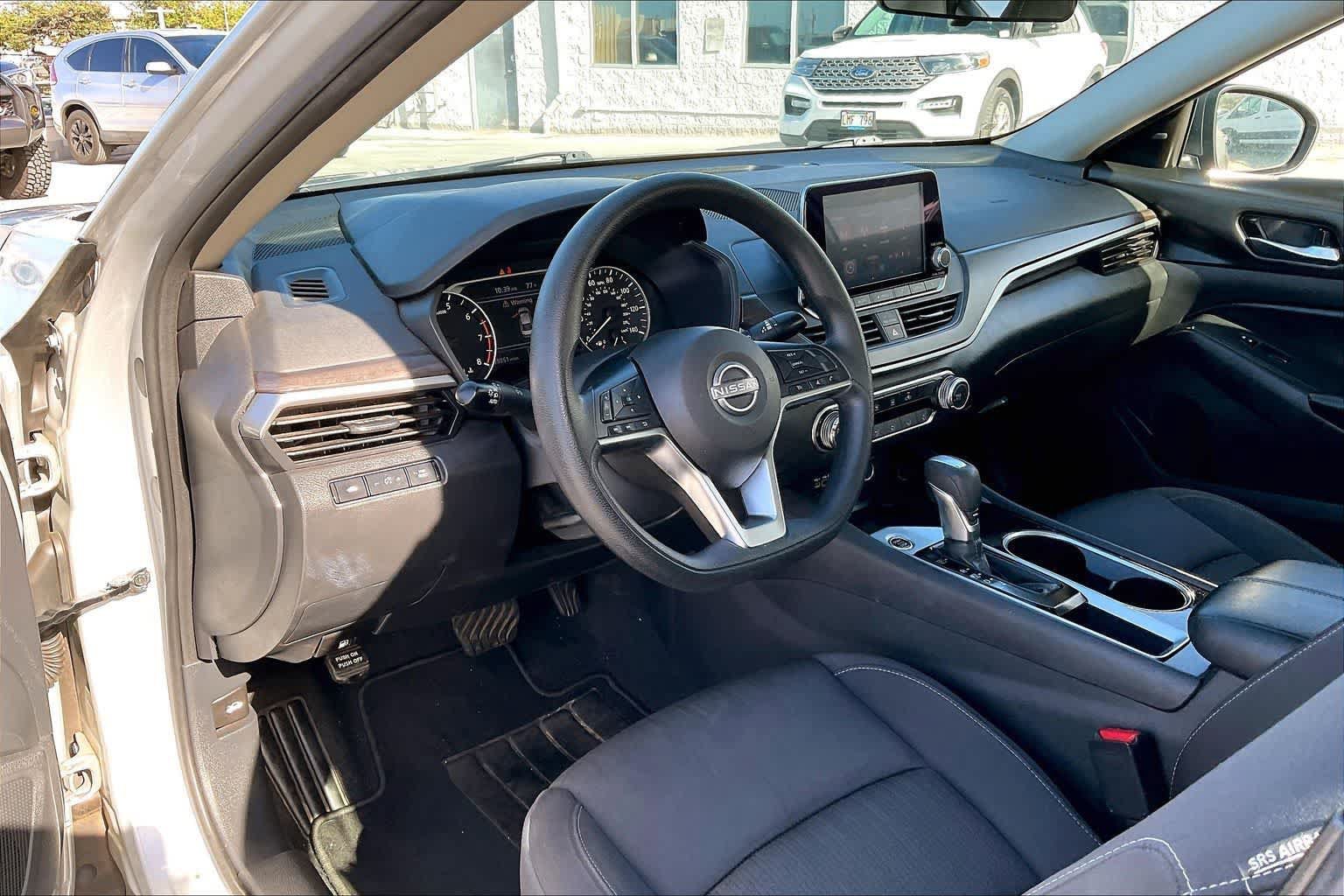 Used 2024 Nissan Altima 2.5 SV FWD image 2