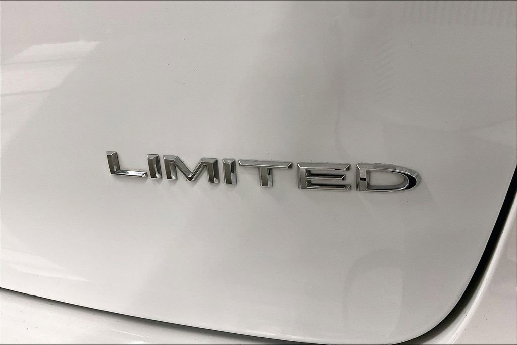 Used 2023 Chrysler Pacifica Limited FWD image 9