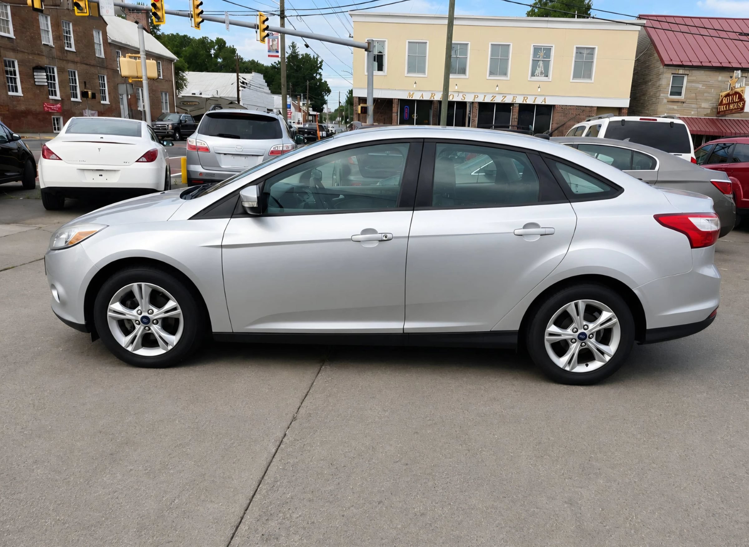 Used 2013 Ford Focus SE FWD image 2