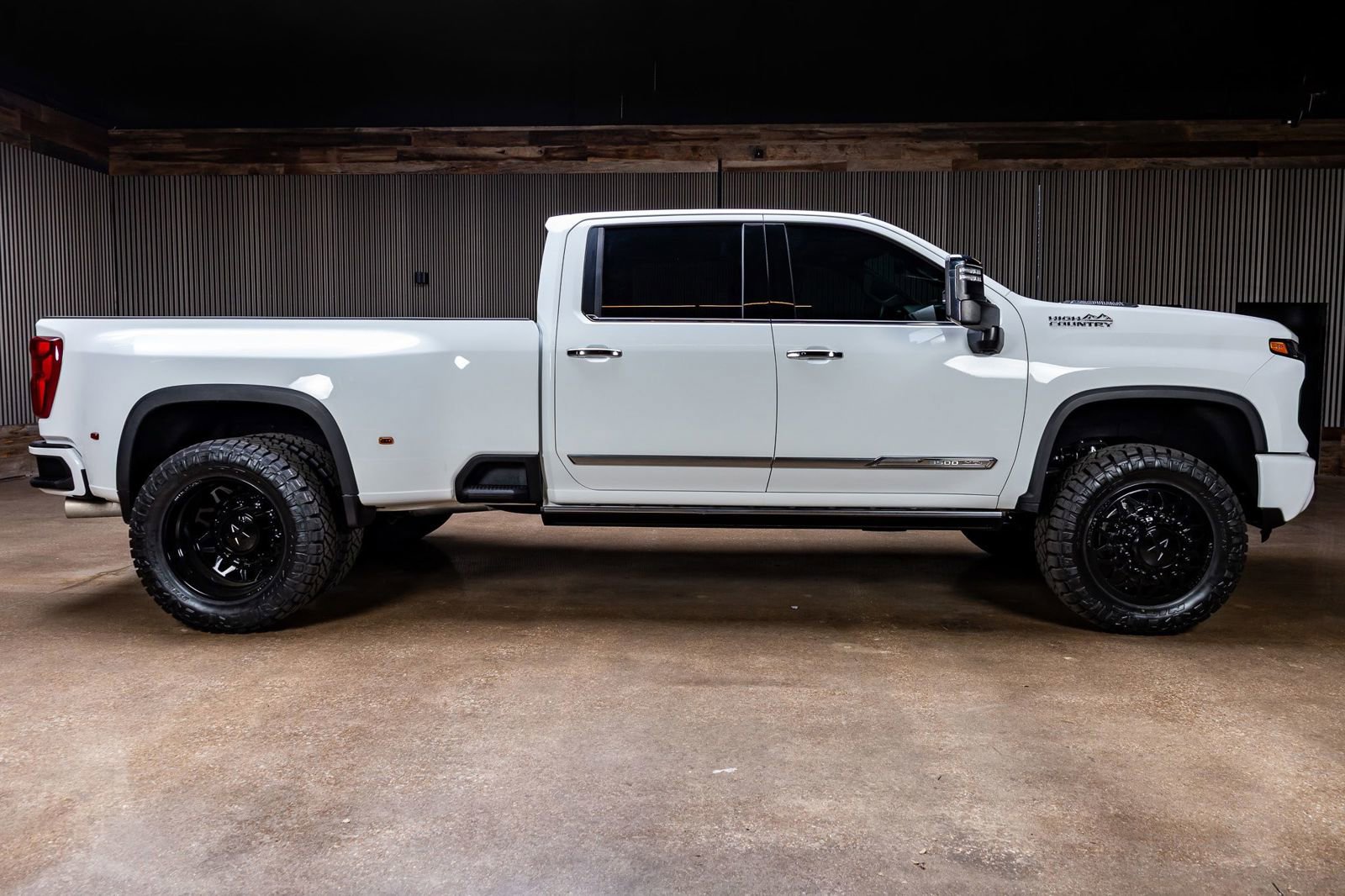 Used 2024 Chevrolet Silverado 3500 High Country w/ High Country Premium Package image 11