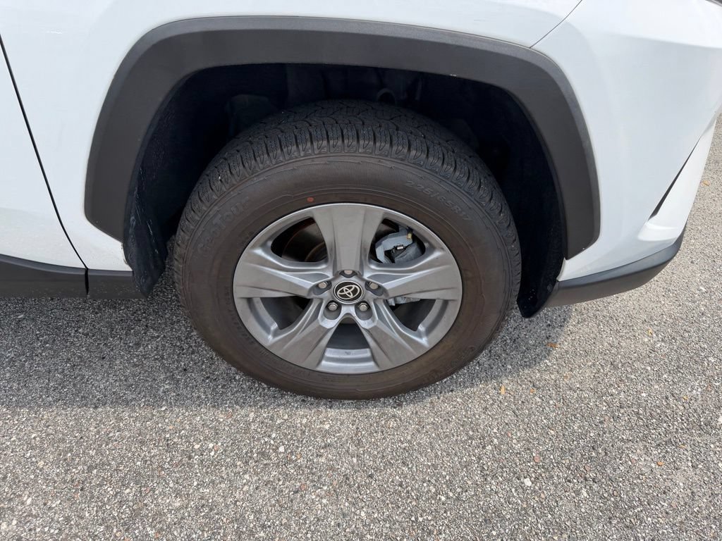 Used 2022 Toyota RAV4 XLE w/ Convenience Package FWD image 4