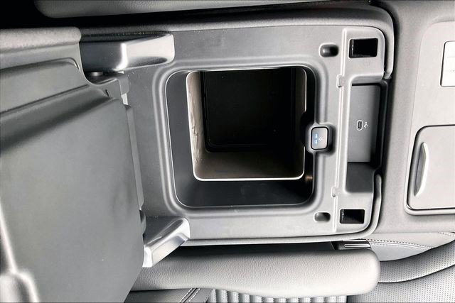 Used 2025 Land Rover Discovery Dynamic SE image 38