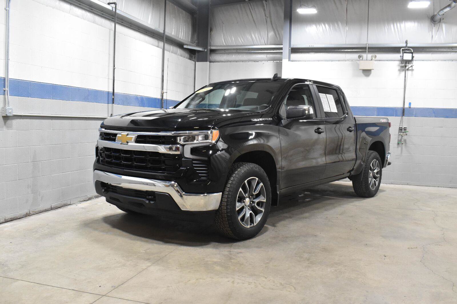 Used 2024 Chevrolet Silverado 1500 LT AWD/4WD image 2