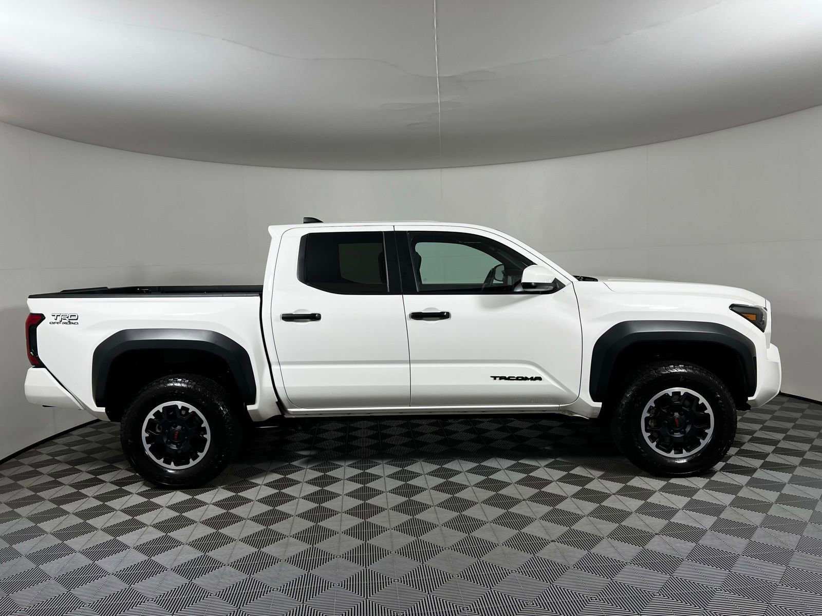 Certified 2024 Toyota Tacoma TRD Off-Road image 4