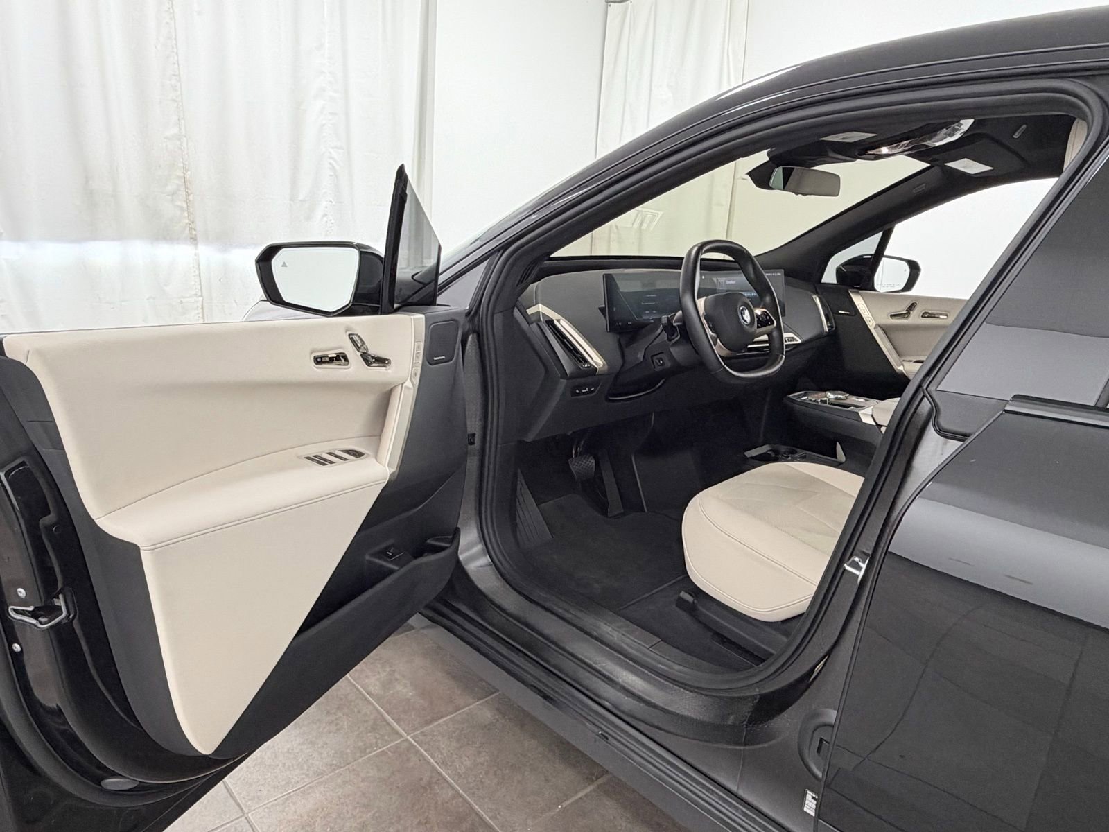 Used 2023 BMW iX xDrive50 w/ Premium Package AWD/4WD image 23