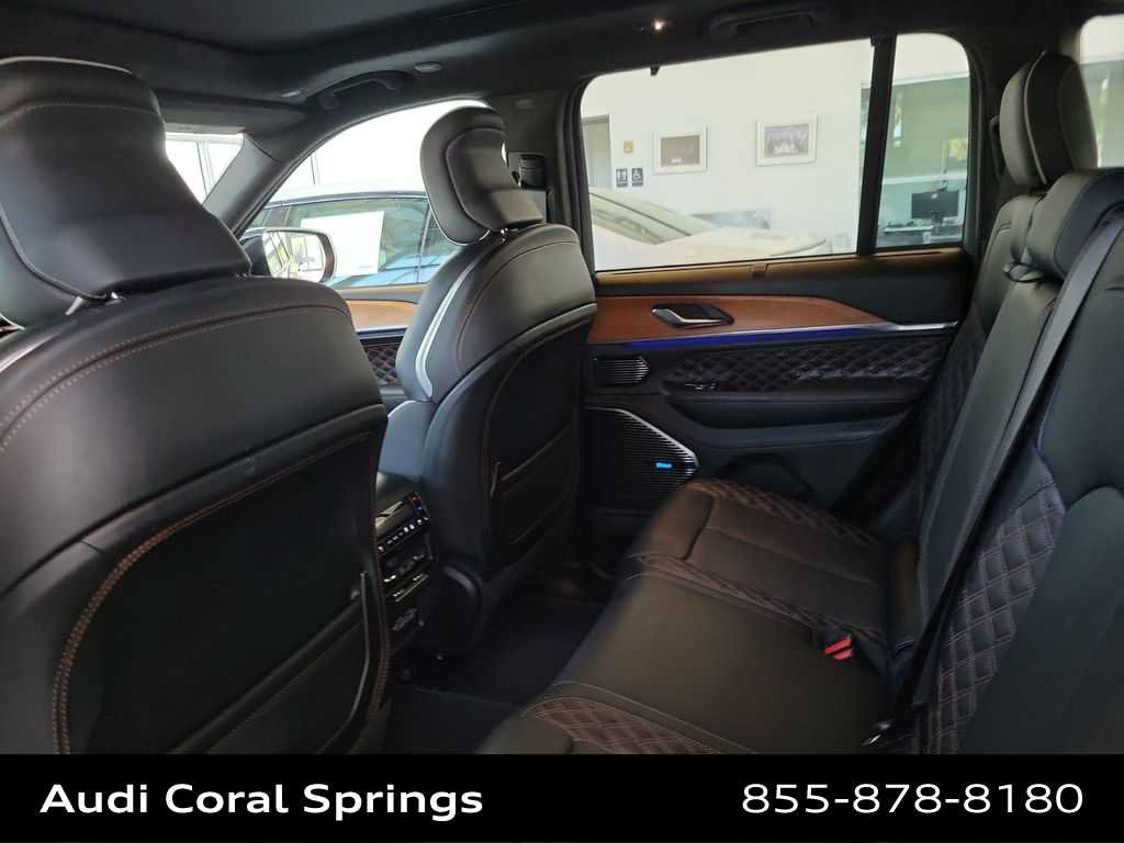 Used 2025 Jeep Grand Cherokee Summit AWD/4WD image 12