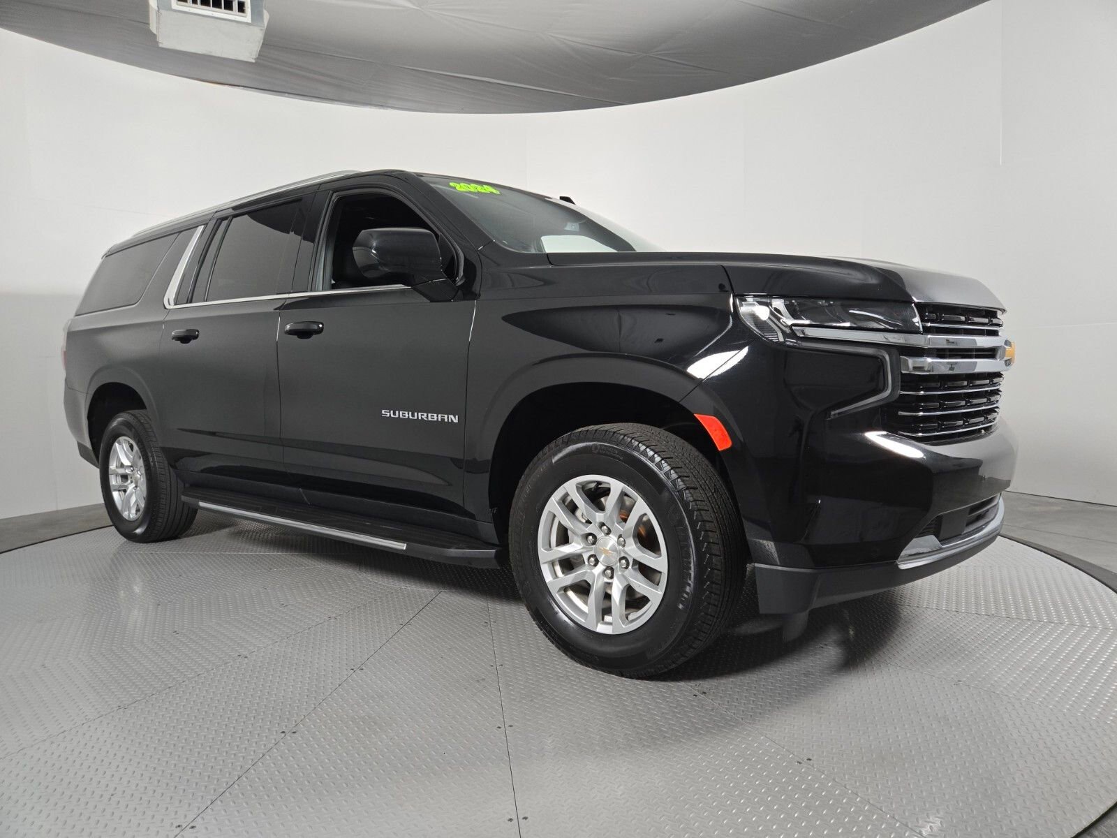 Used 2024 Chevrolet Suburban LT RWD image 2