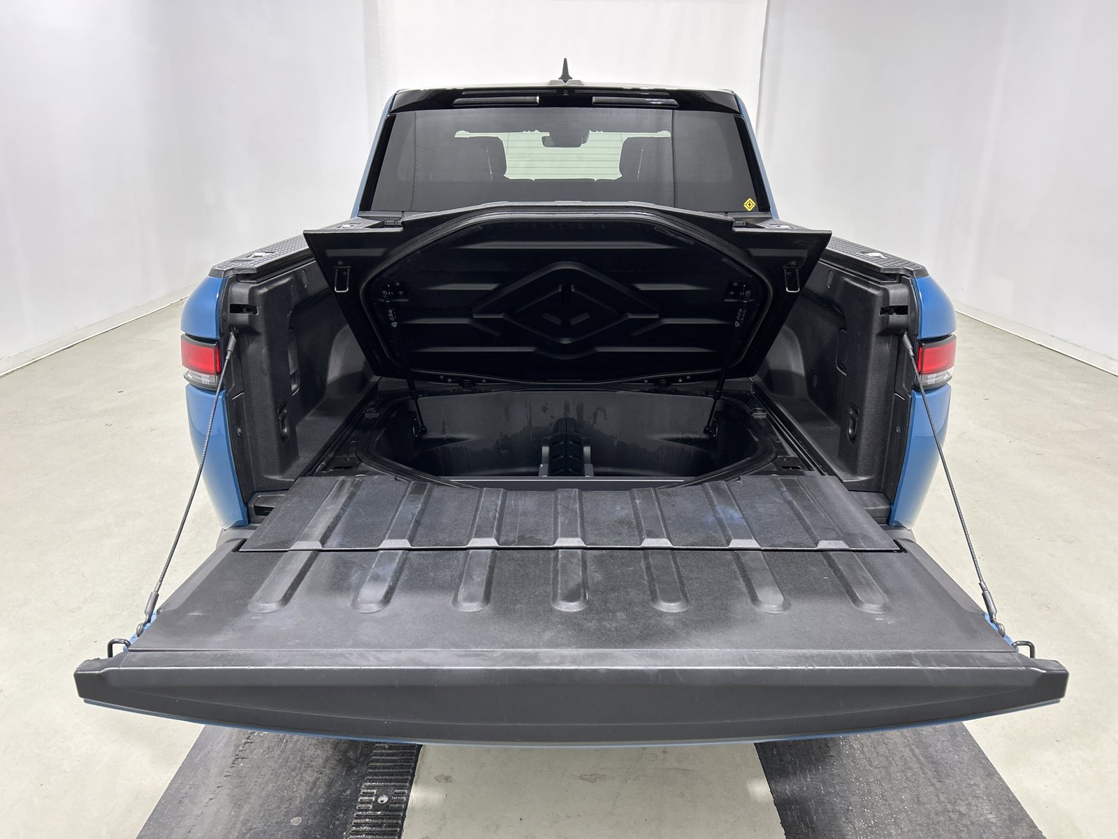 Used 2023 Rivian R1T Adventure image 15