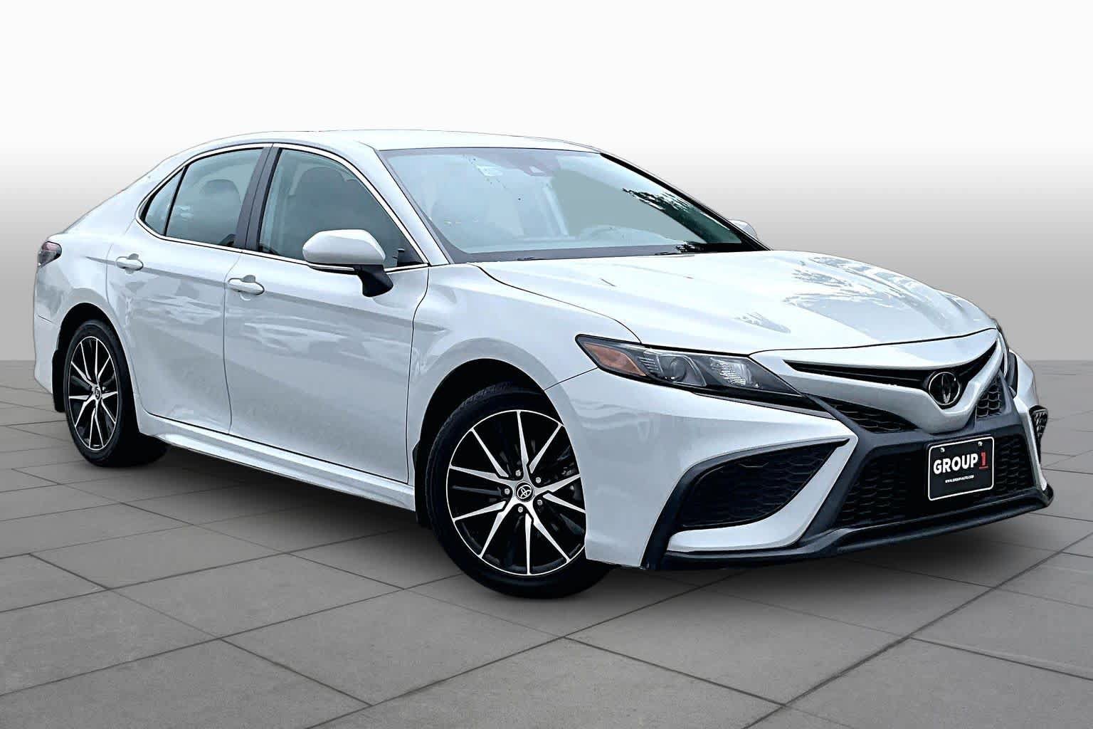 Used 2024 Toyota Camry SE FWD image 3