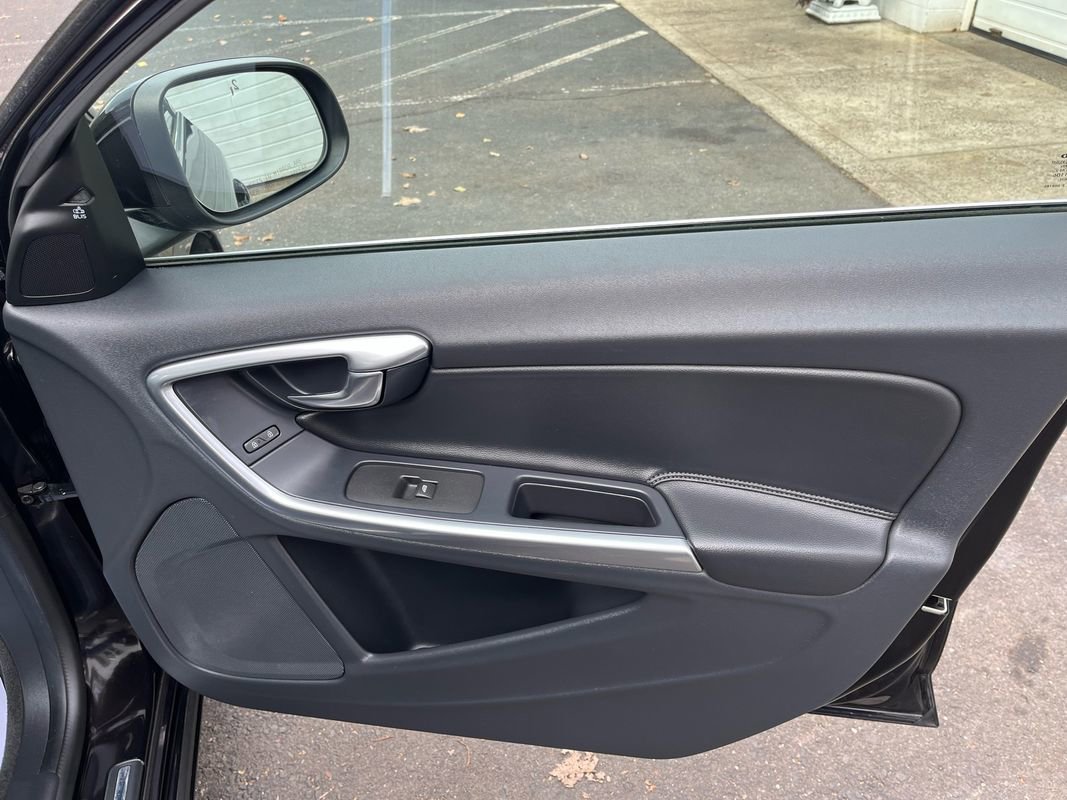Used 2015 Volvo V60 T5 Platinum image 23