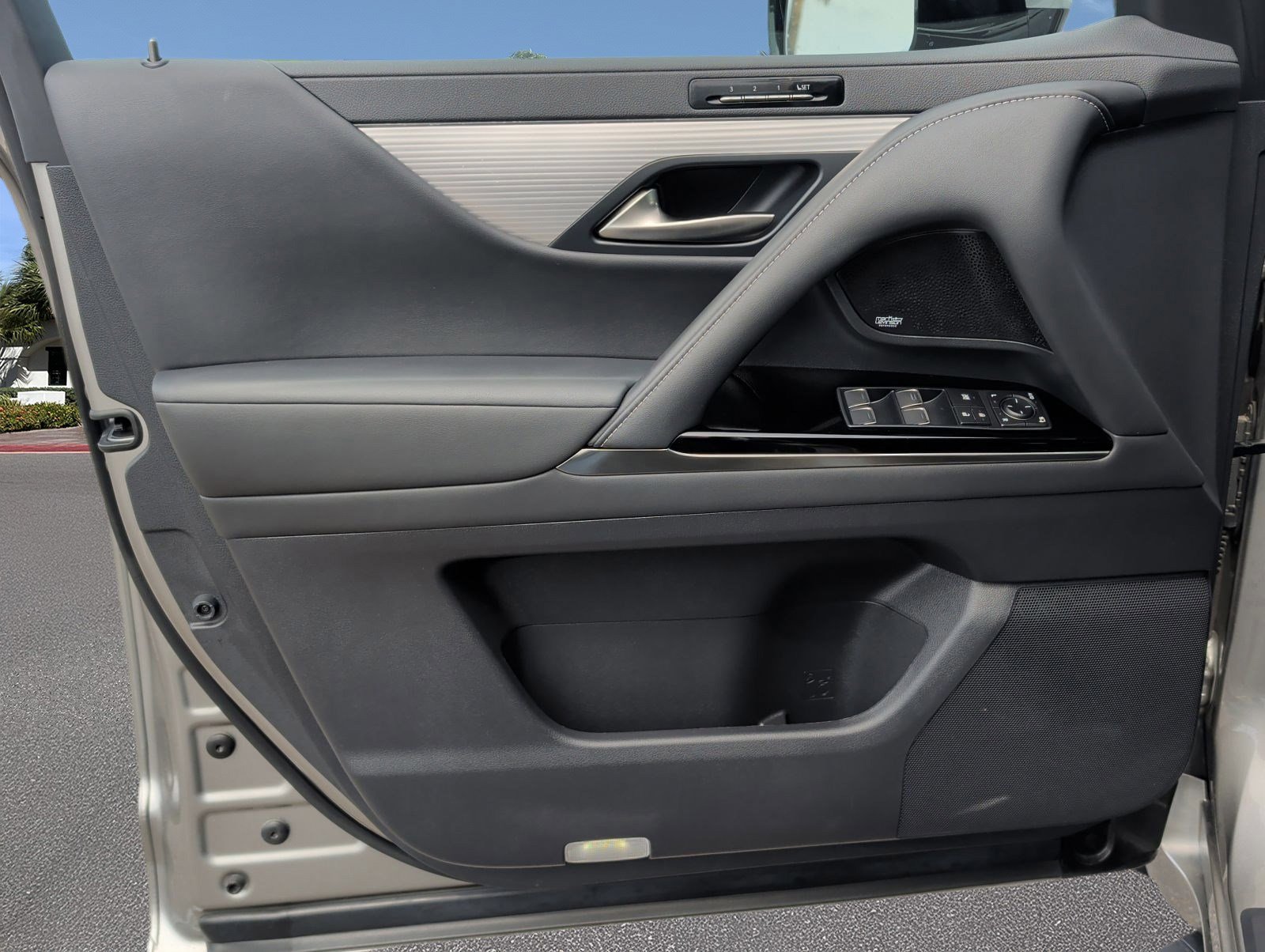 Used 2023 Lexus LX 600 F Sport w/ Accessory Package (Z1) image 8