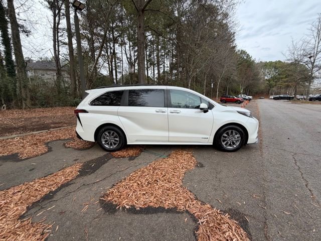 Used 2021 Toyota Sienna XLE image 17