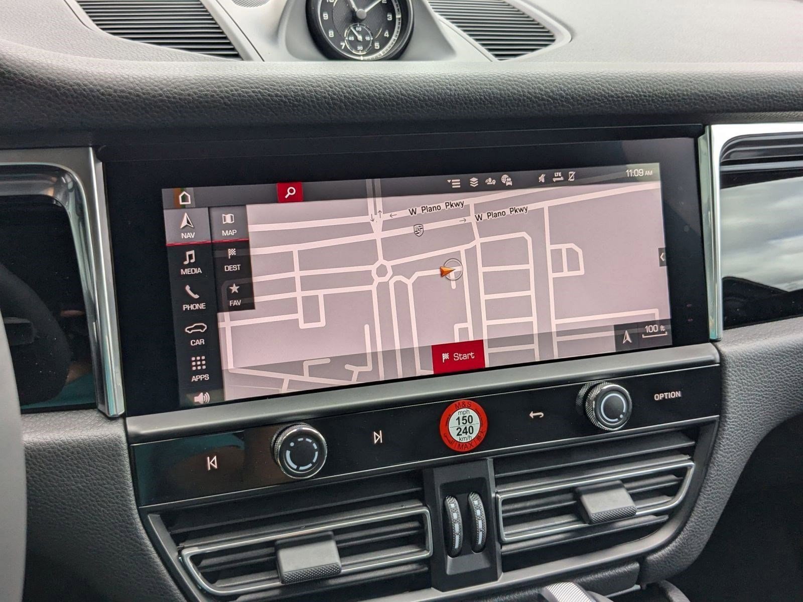 Certified 2025 Porsche Macan image 17