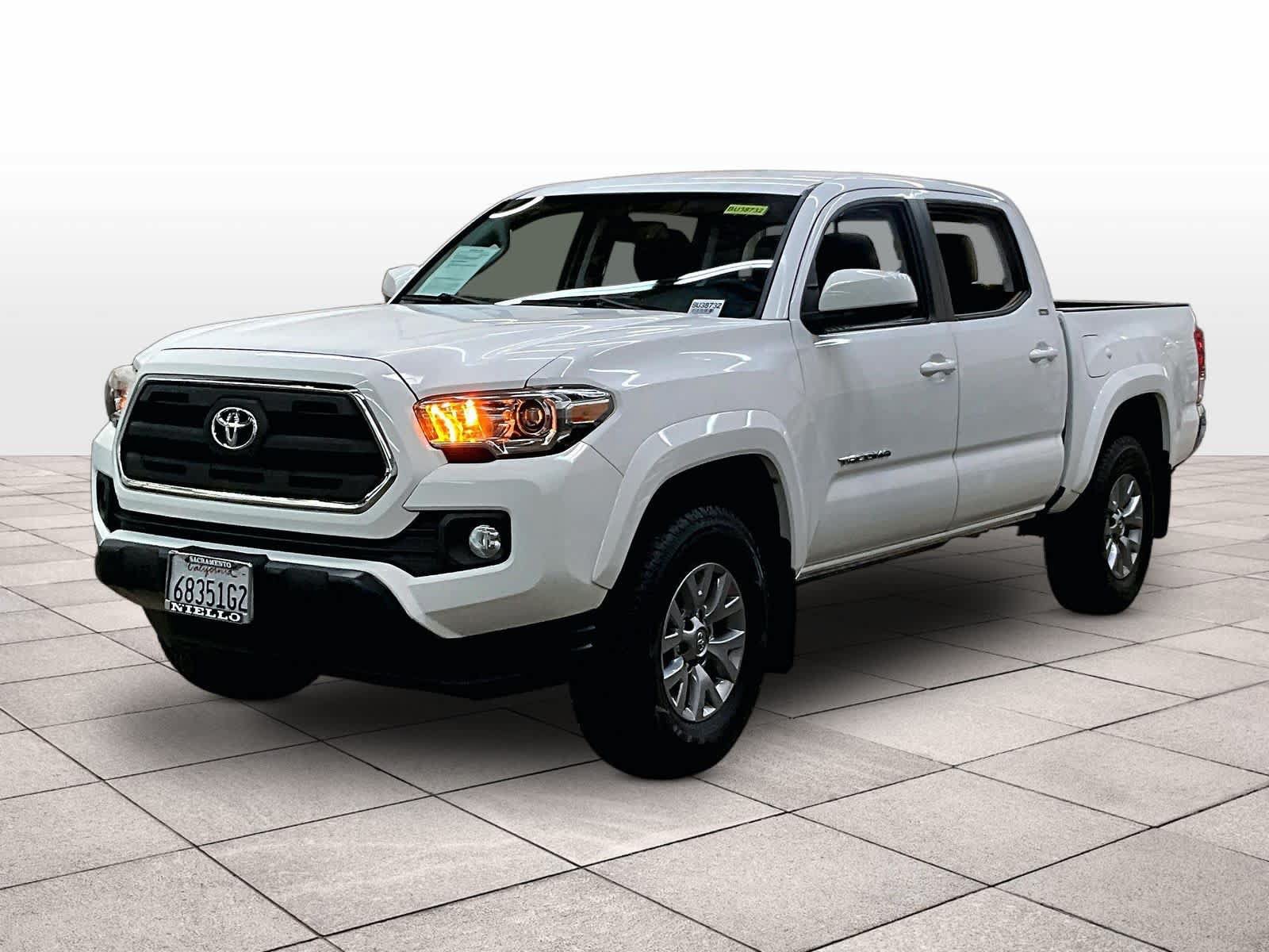 Used 2017 Toyota Tacoma SR5 w/ Tow Package RWD image 2