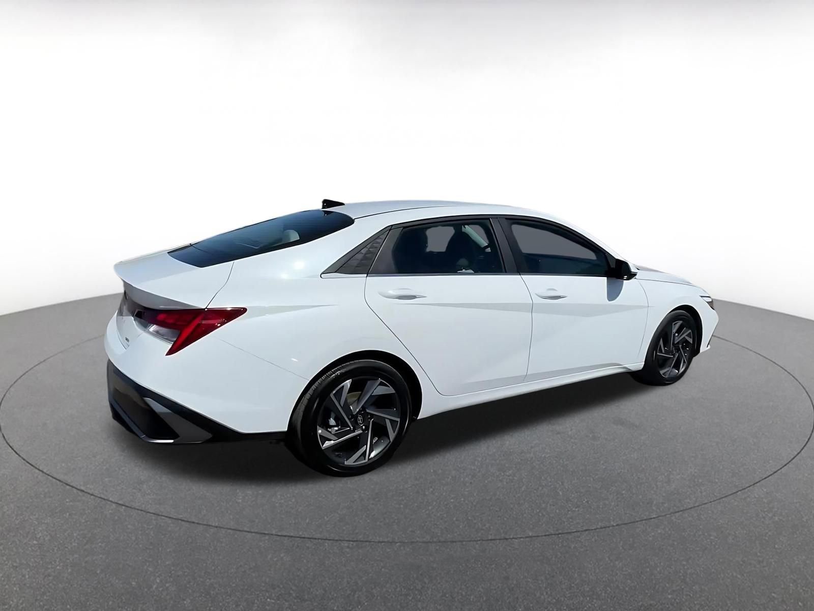 Used 2025 Hyundai Elantra Limited FWD image 14