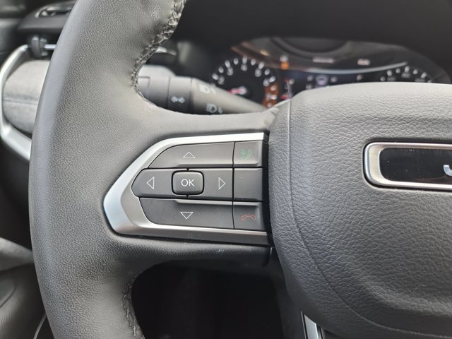 Used 2025 Jeep Compass Latitude w/ Sun & Sound Group AWD/4WD image 17