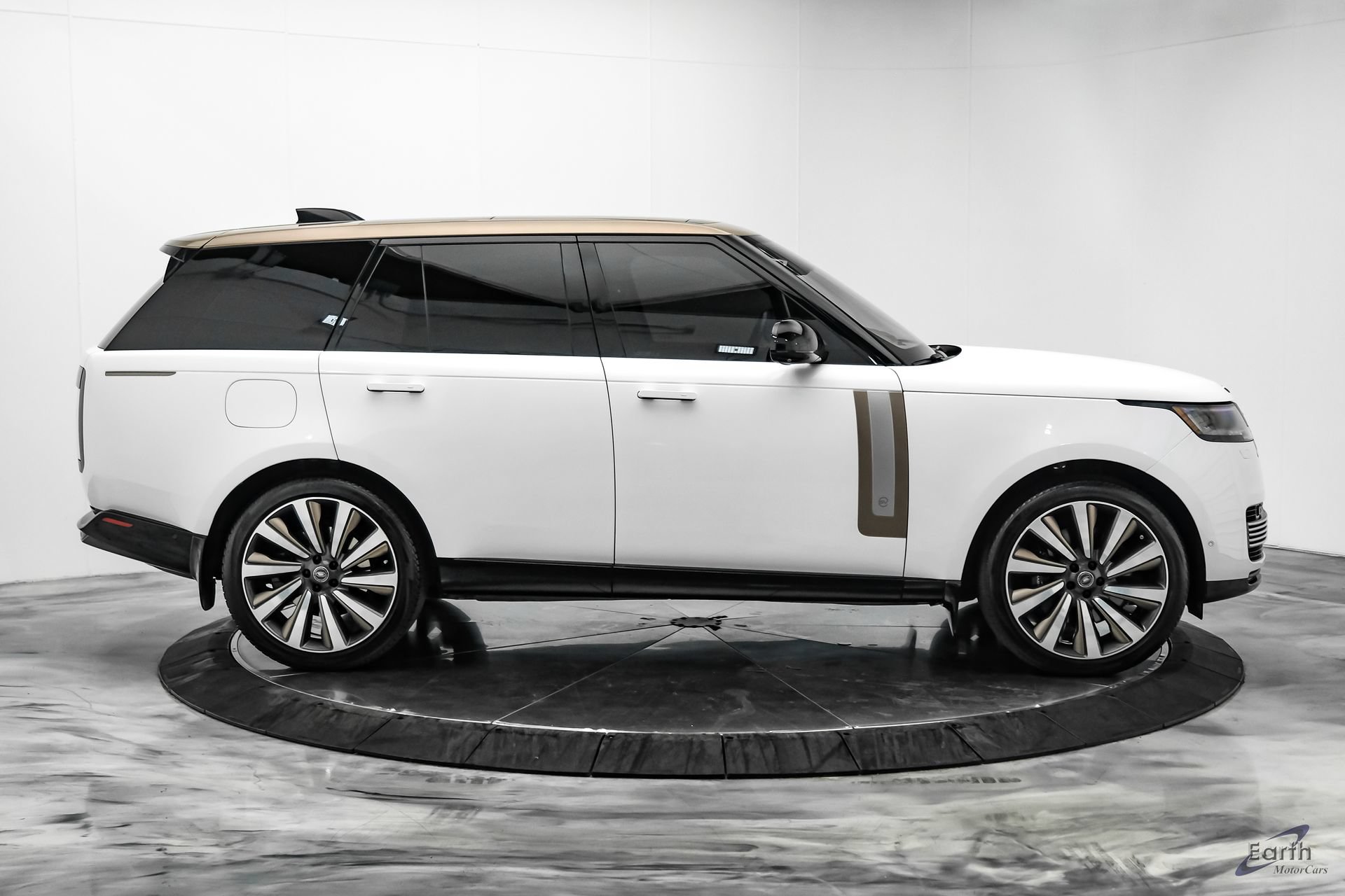 Used 2024 Land Rover Range Rover SV AWD/4WD image 20