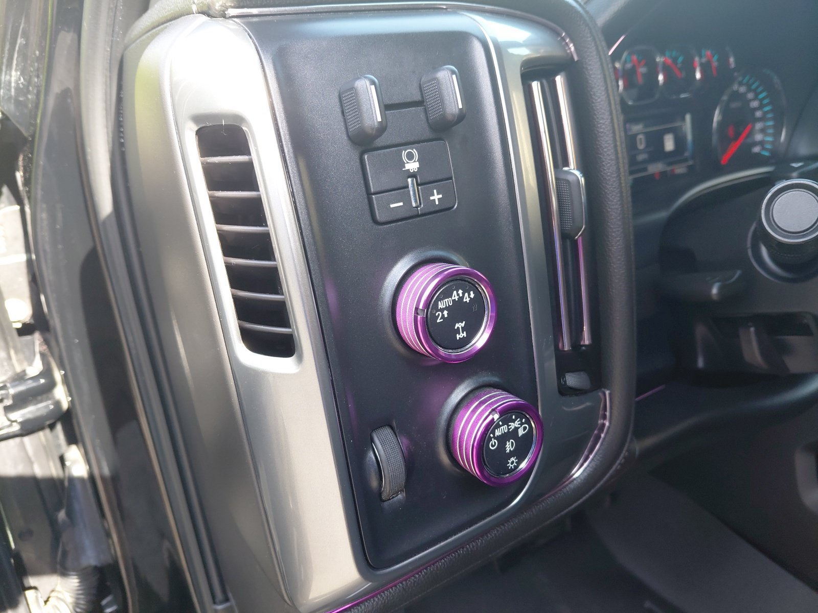 Used 2017 Chevrolet Silverado 1500 LTZ Z71 w/ LTZ Plus Package AWD/4WD image 17