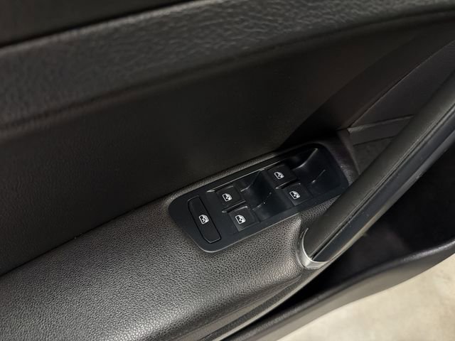 Used 2019 Volkswagen e-Golf SEL Premium image 23