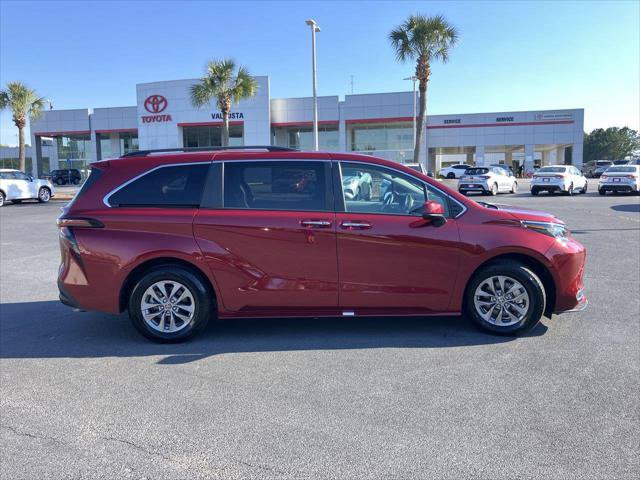 Certified 2023 Toyota Sienna XLE FWD image 6