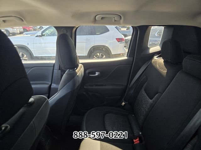 Used 2023 Jeep Renegade Latitude AWD/4WD image 3