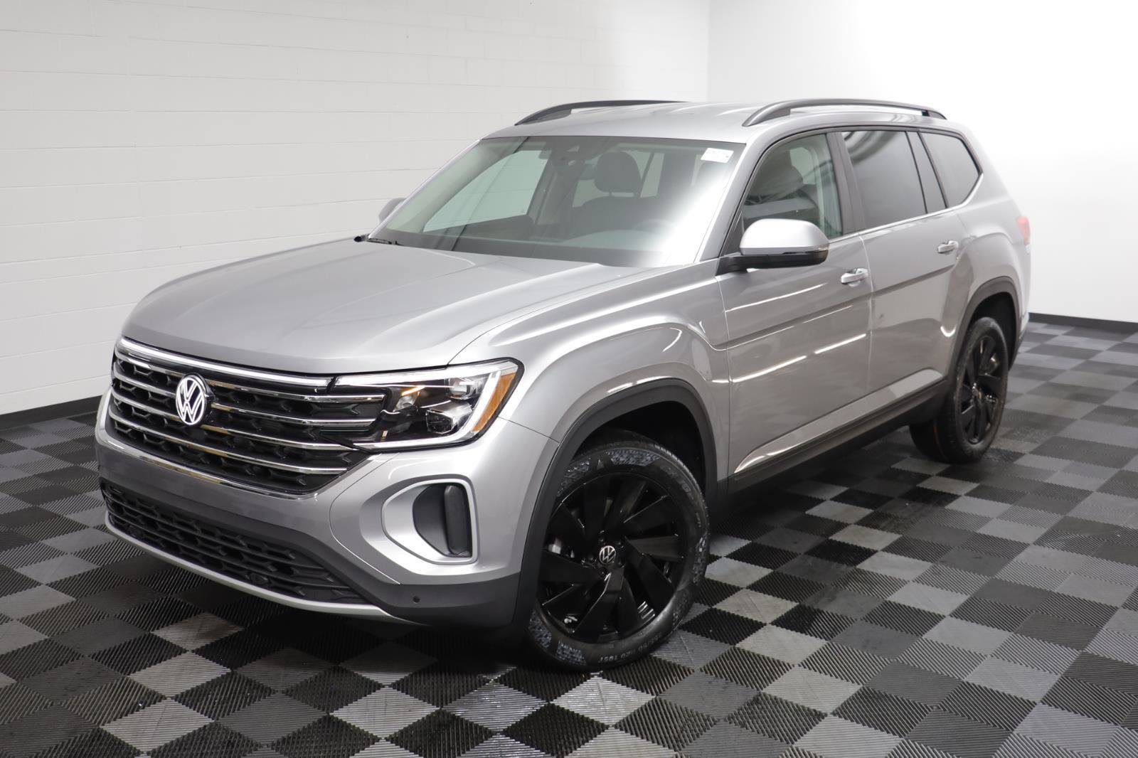 New 2026 Volkswagen Atlas SE image 2