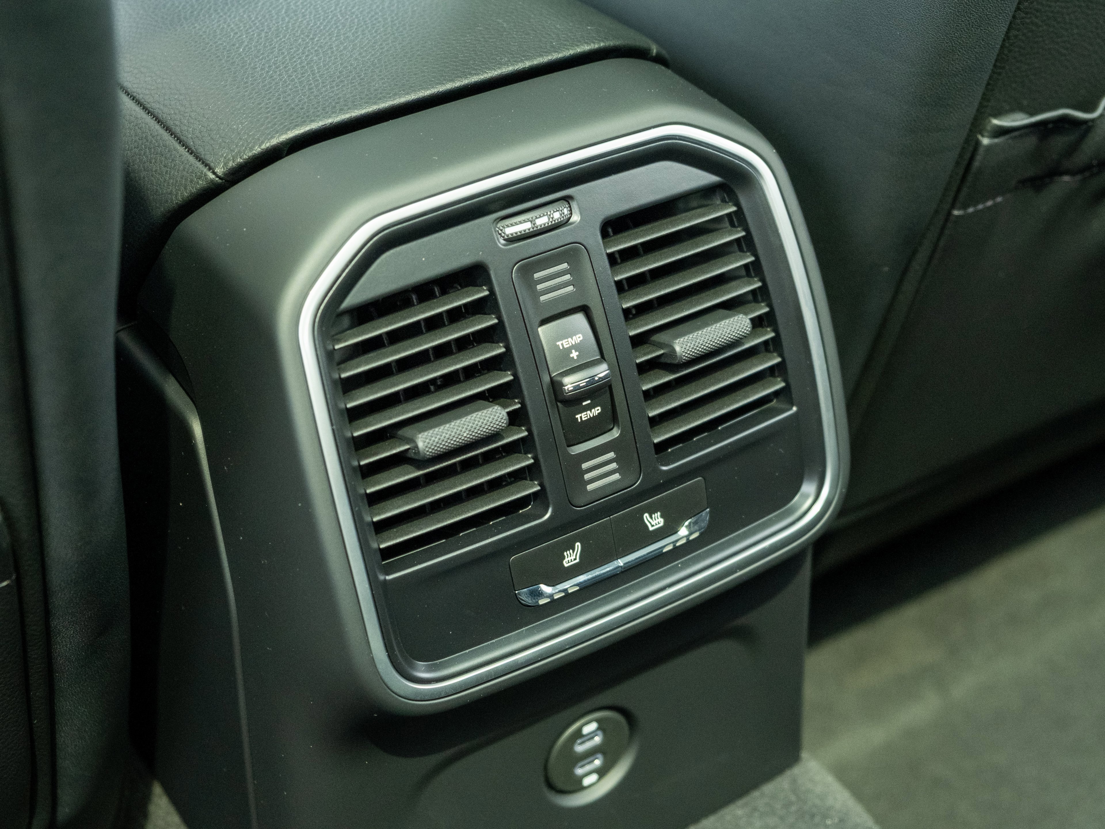 Certified 2025 Porsche Macan image 33