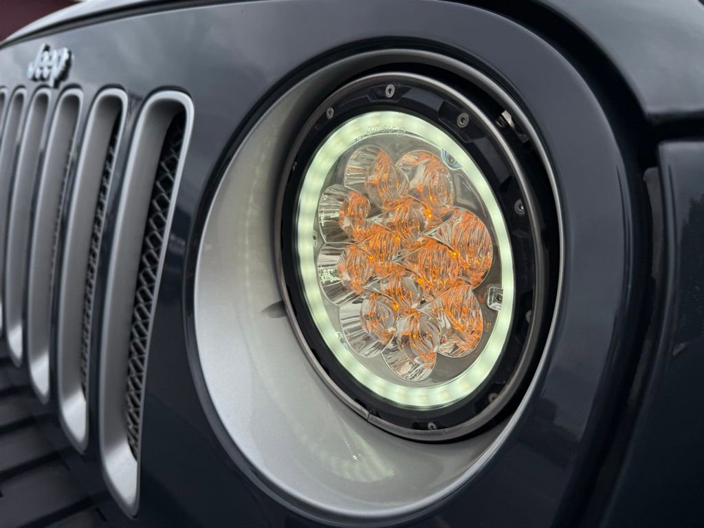 Used 2016 Jeep Wrangler Unlimited Sahara w/ Connectivity Group image 11