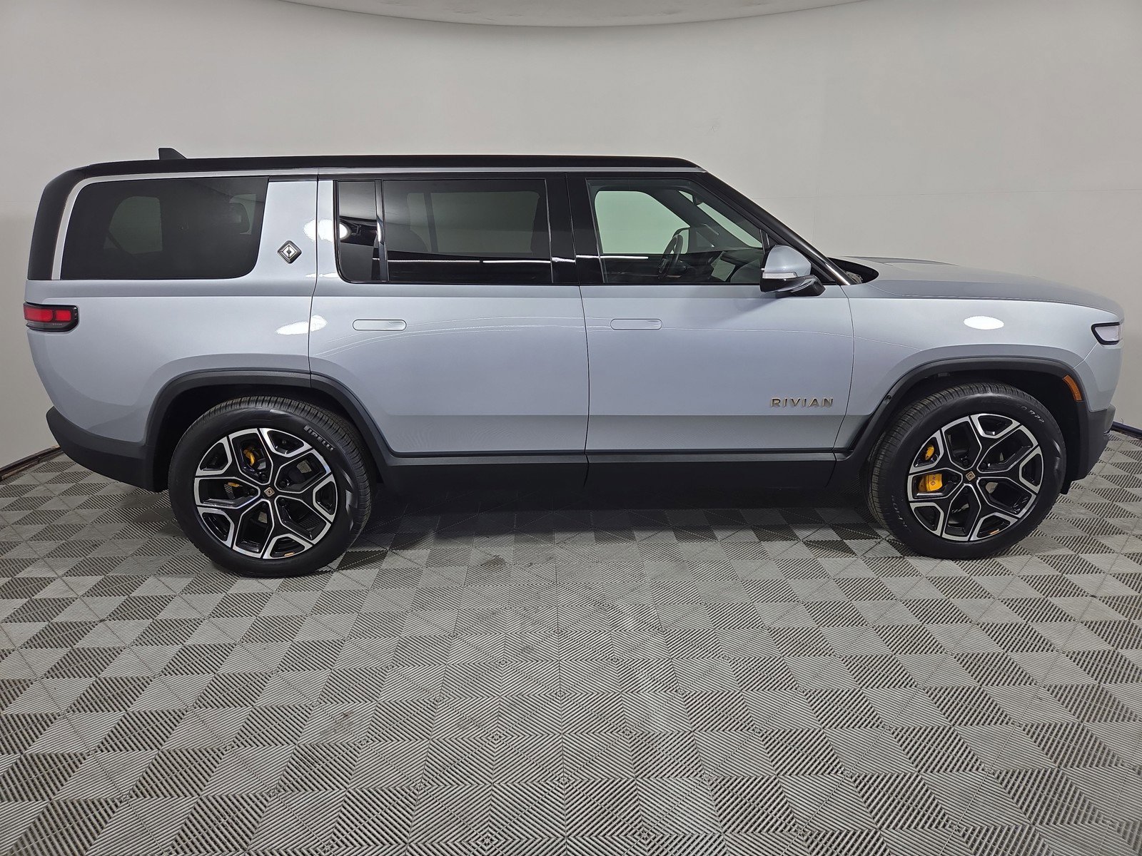 Used 2024 Rivian R1S Adventure image 6