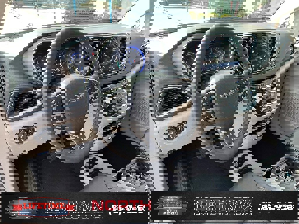 Used 2024 Chrysler Pacifica Touring-L image 6