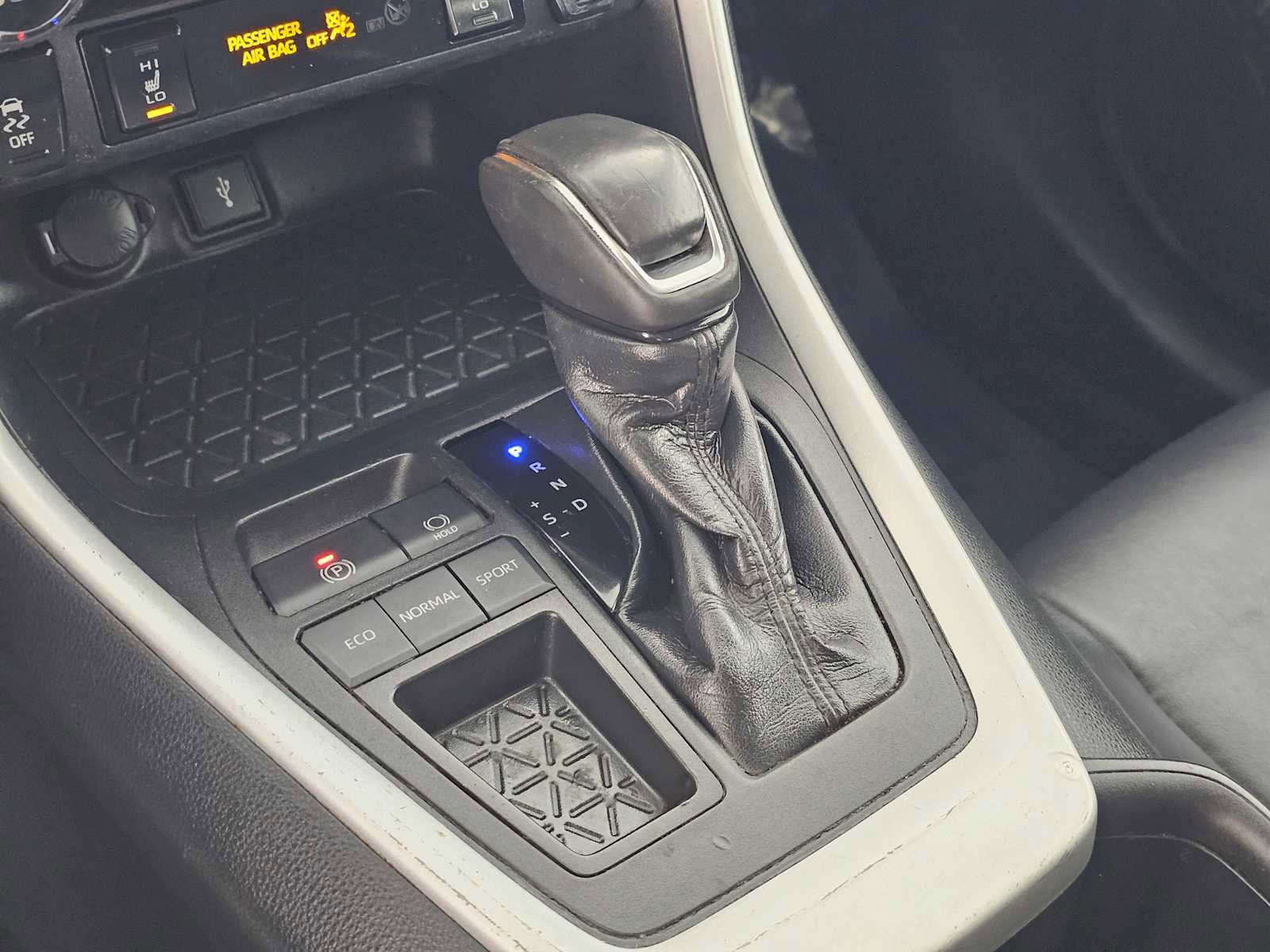 Used 2022 Toyota RAV4 XLE Premium image 30