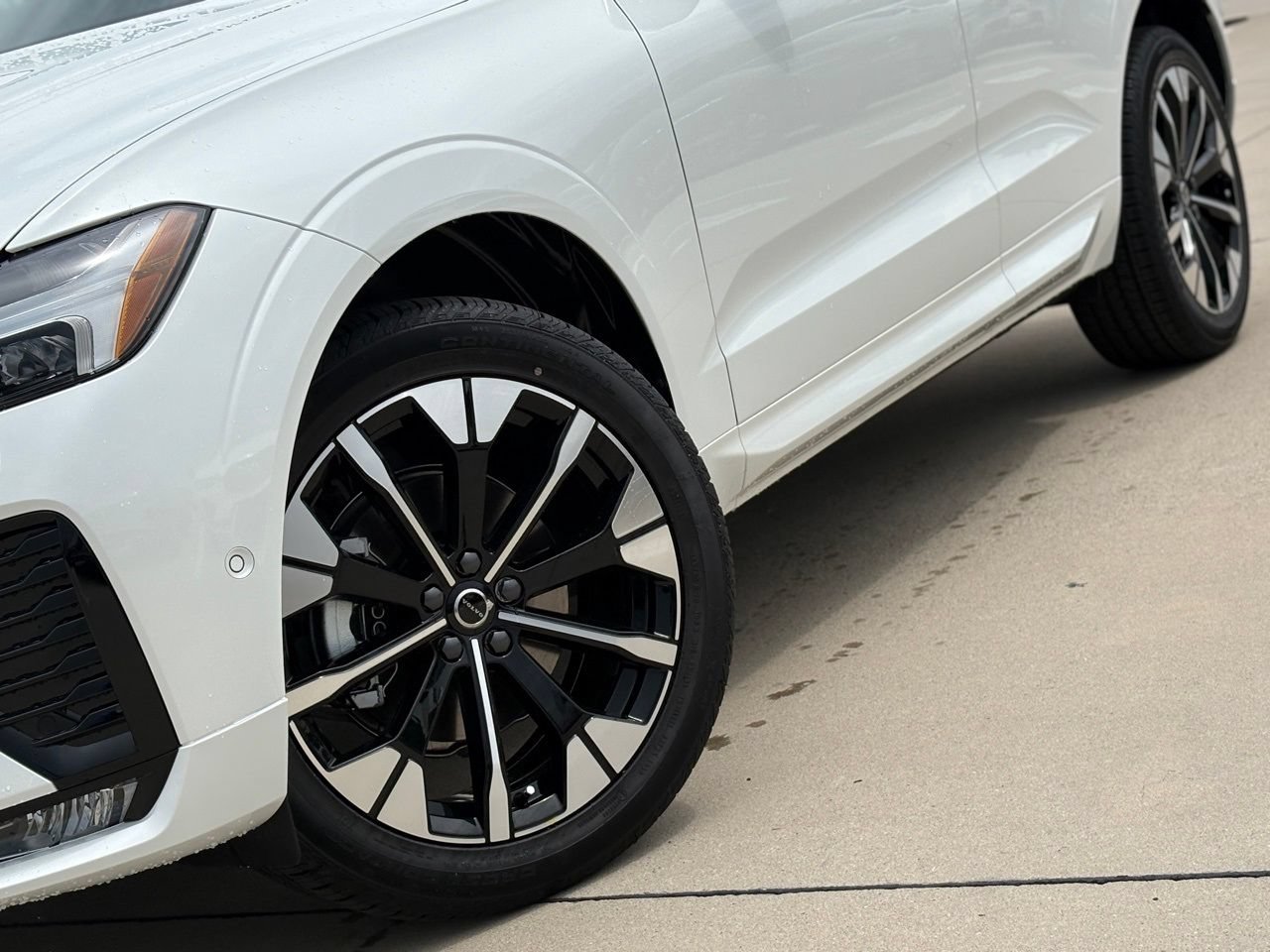 New 2026 Volvo XC60 B5 Plus w/ Protection Package Premier AWD/4WD image 9