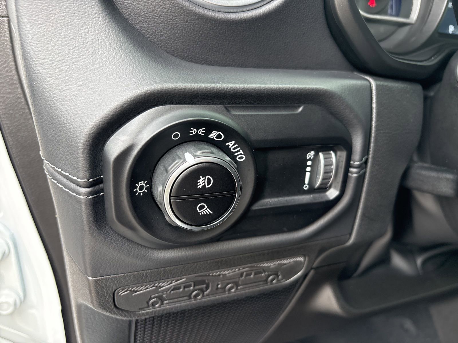 Used 2025 Jeep Gladiator Sport image 12