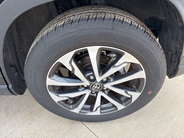 Used 2025 Toyota Corolla Cross XLE image 11