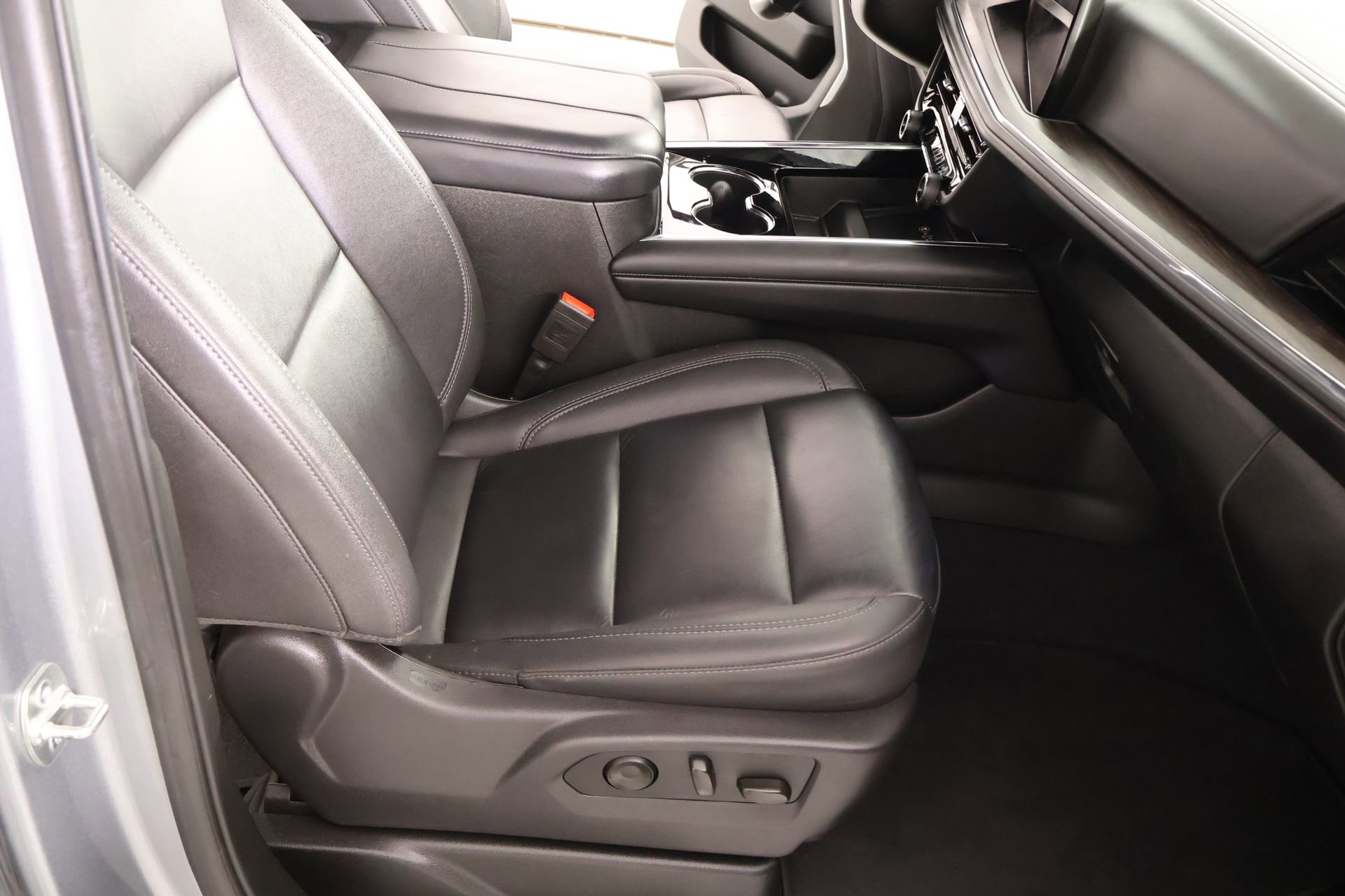 Used 2025 Chevrolet Suburban Z71 AWD/4WD image 14
