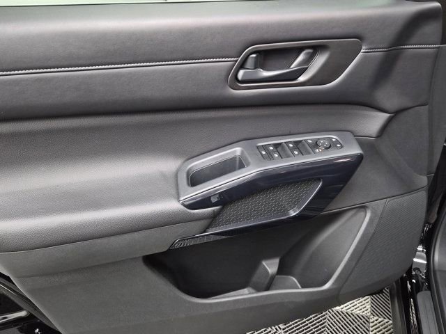 Used 2025 Nissan Pathfinder SV w/ SV Premium Package image 18