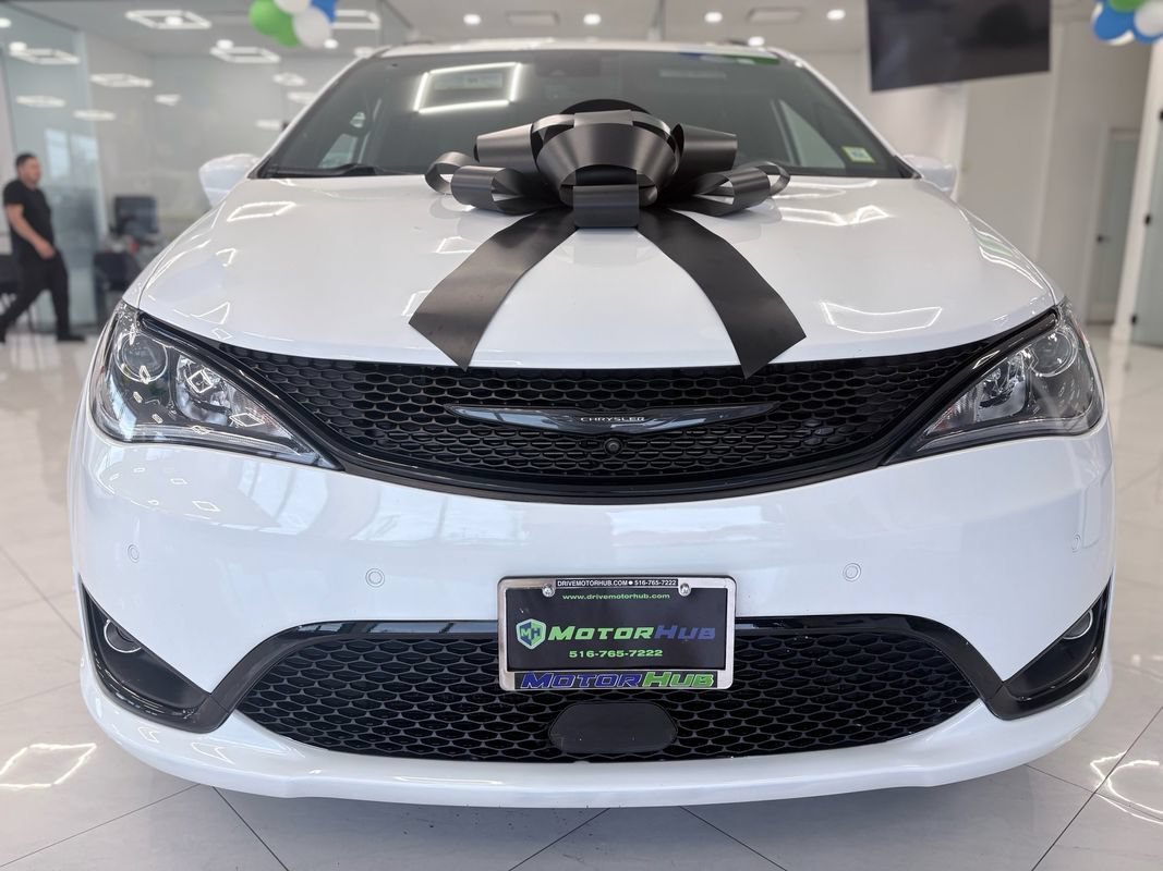 Used 2020 Chrysler Pacifica Touring-L w/ Advanced Safetytec Group AWD/4WD image 2