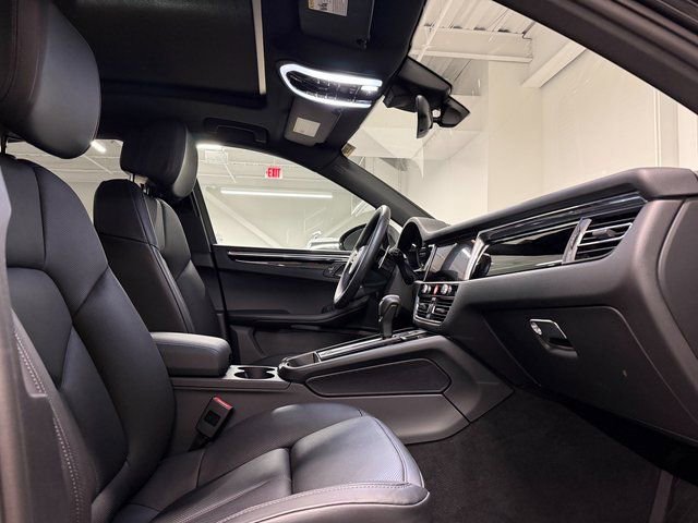 Certified 2025 Porsche Macan AWD/4WD image 23